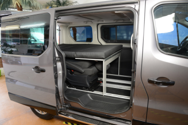 VanEssa Schlafsystem zur Kueche Seitenansicht im Opel Vivaro B life Renault Trafic III Spaceclass